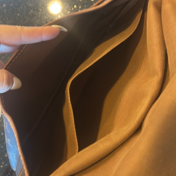 Louis Vuitton Saumur 30 CrossBody - Picture 6 of 9